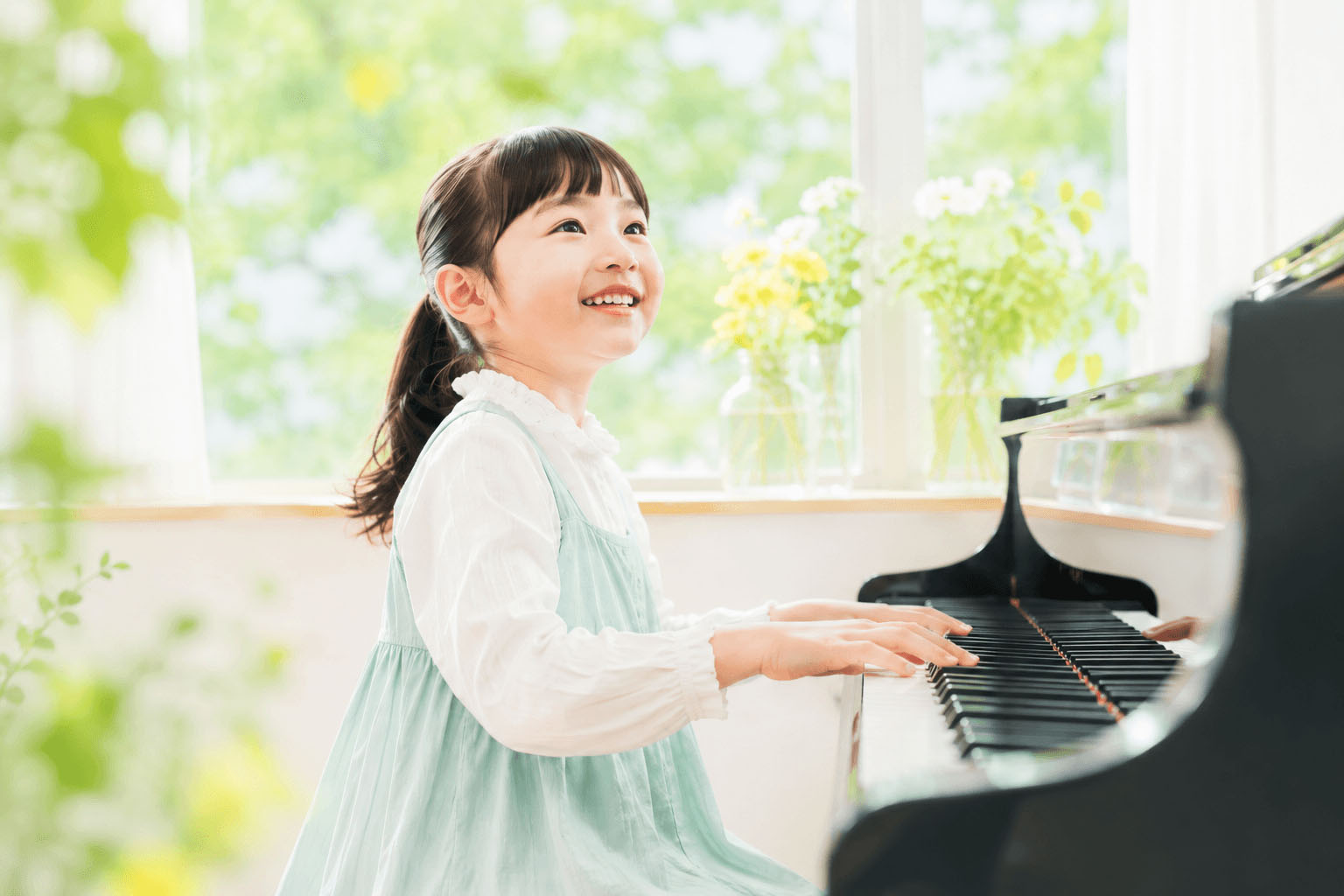 ピアノを楽しそうに弾く女の子