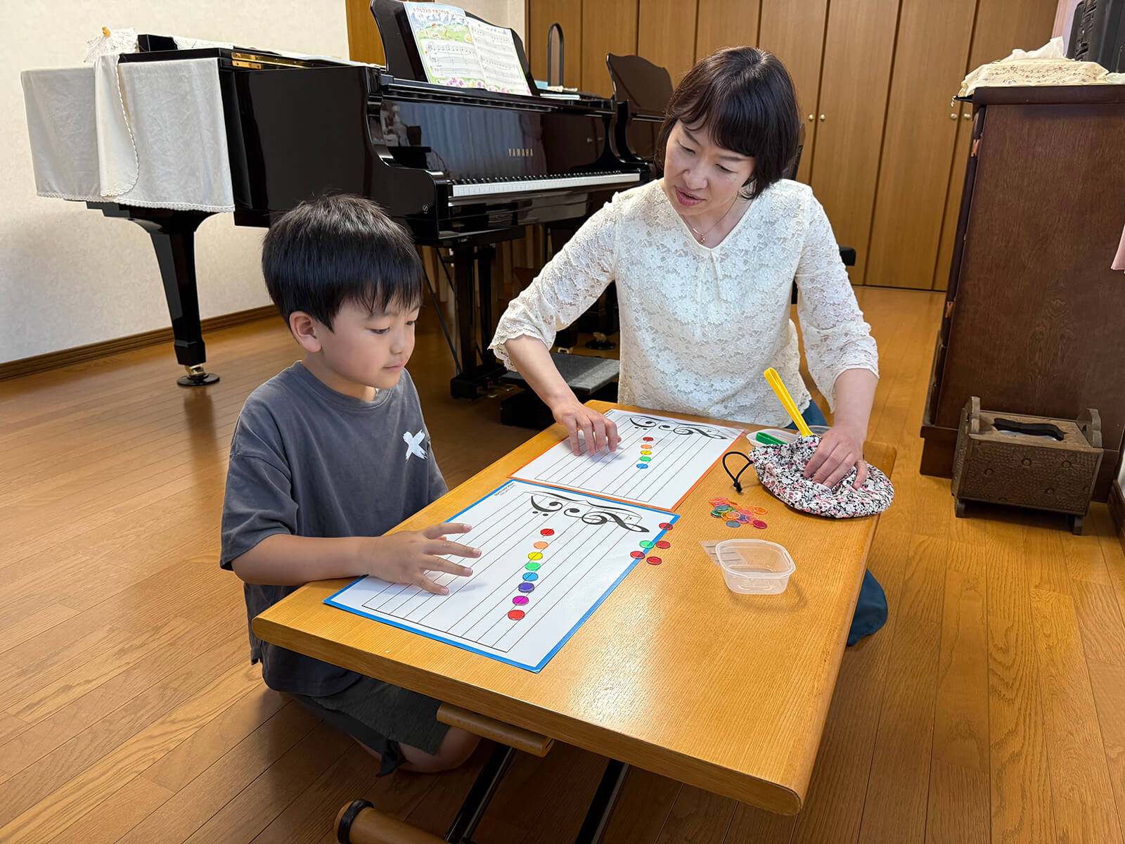 音楽教材を使って学ぶ様子